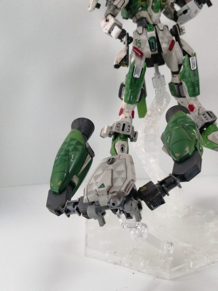 ファトゥム-01のように背部ユニットは独立して支援機として運用することが出来ます。主兵装は前面のビームガンのみです。F91の尻アーマーとエアマスターの脚部を組み合わせています。