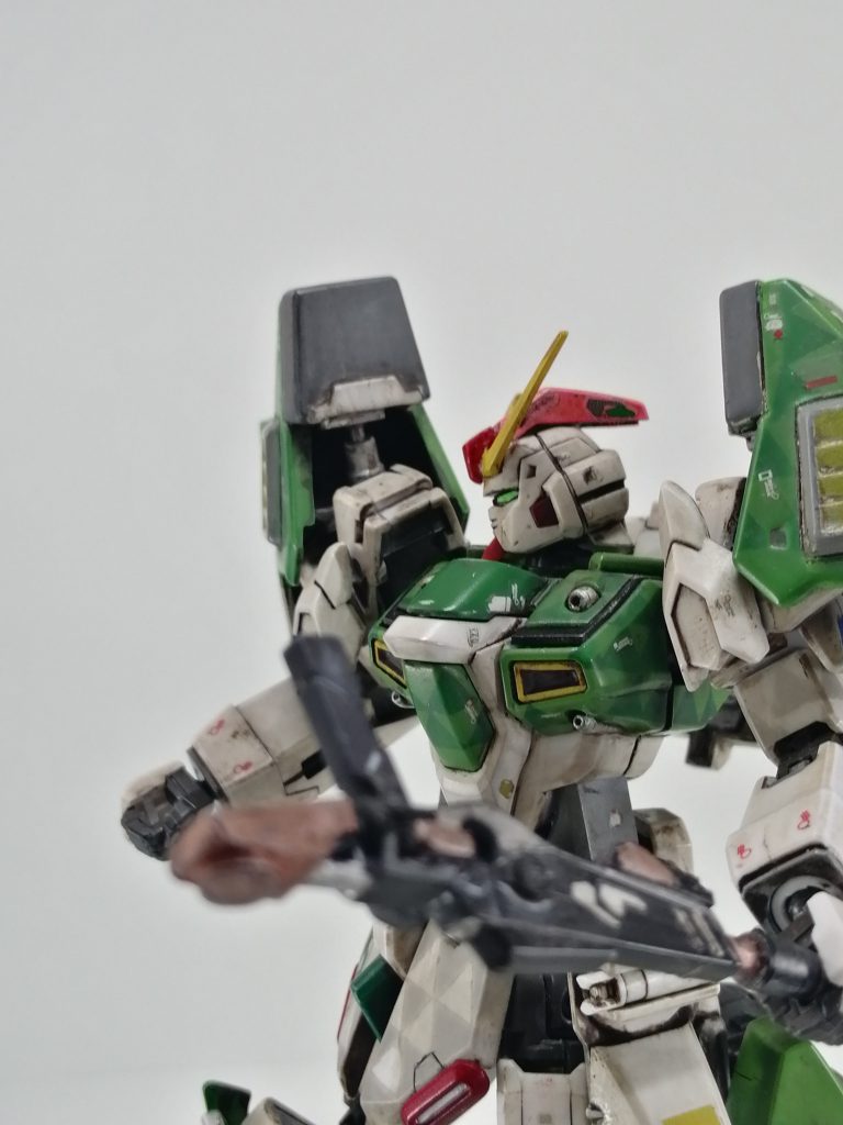 またビームライフルは持つ場所を変えることで、小型ハンマーとして使えるような強度が設定されています。強化されたバーニアで飛び込み、その運動エネルギーのまま振り下ろした一撃は強力な一打となることでしょう。