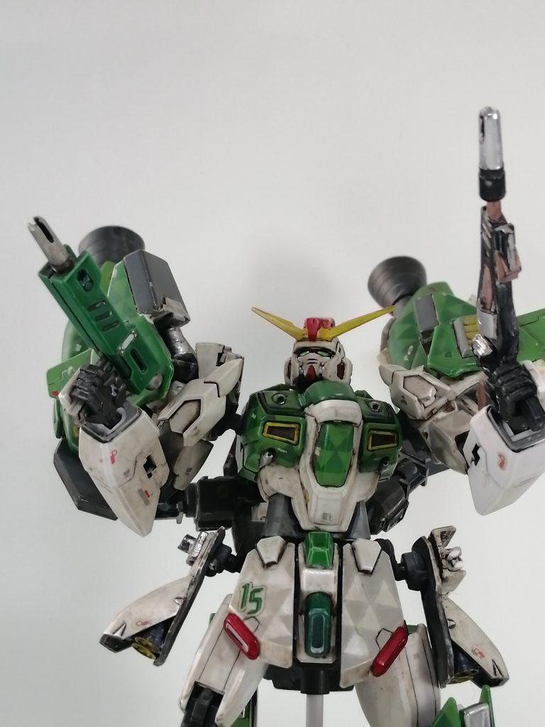 主兵装はビームライフル・ビームショットガン。戦局に応じてどちらを使うか判断が求められます。