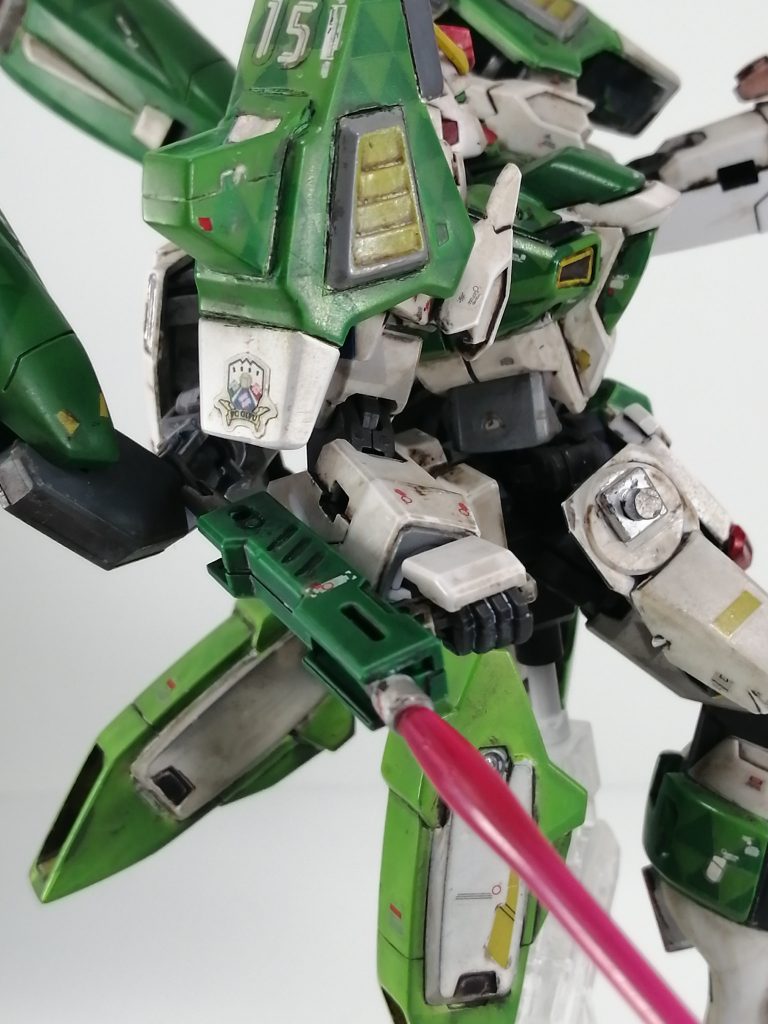 ビームショットガンは逆手に持つことで銃口と反対側のビーム出力口が展開され、ビームトンファーとして利用できます。ショットガンを連射して近づき、素早くトンファーへ切り替えて相手を切り裂く……といった、隙の少ない中～近距離戦闘を展開できるはずです。