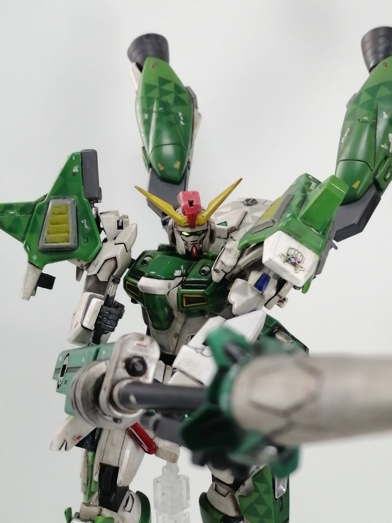 主兵装ではないのですが、作戦によっては対MA・戦艦用に大型のショットランサーを携行します。高出力で飛び込んだ運動エネルギーそのまま飛び込めば、その槍は相手の装甲を難なく突き破るでしょう。勿論一発限りのショットランサーとしても運用できます。元は雑誌付録のバルバドス用対空砲だったはず。こちらを若干切り詰めてジャスティスナイト自体の槍をつけました。ポージングがしやすいよう、持ち手を追加しています。