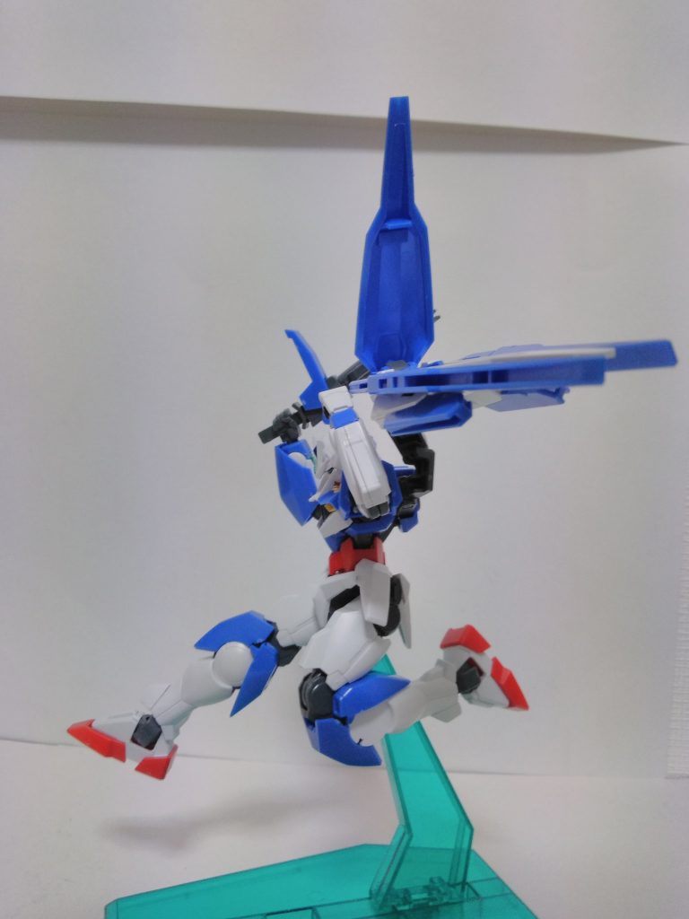 可動見たとおりダブルオー系は可動がいい!クアンタとして遊ぶには十分すぎる可動域、またスカート部分が干渉しにくいので前に足をやりやすい!総論メリットクアンタとしてのプロモーションは最高級可動域も良好劇中の再現は完璧と言っていいぐらい塗装はシールを使用すれば設定通り足首が曲がるので好き(?)専用機を作るのにもってこいか?安い!安い!安い!デメリット目つきがきつくない(今回のは改造)頭部のブルーはシール(今回は塗装)悪いところが見つからないダブルオーシリーズはいい、特に悪いところはないです!結論オススメ!購入してみよう!個人の見解です(試合放棄すな!)すべて個人の見解です購入して気に入らなくても責任は一切取りません!ご了承ください以外ポージング