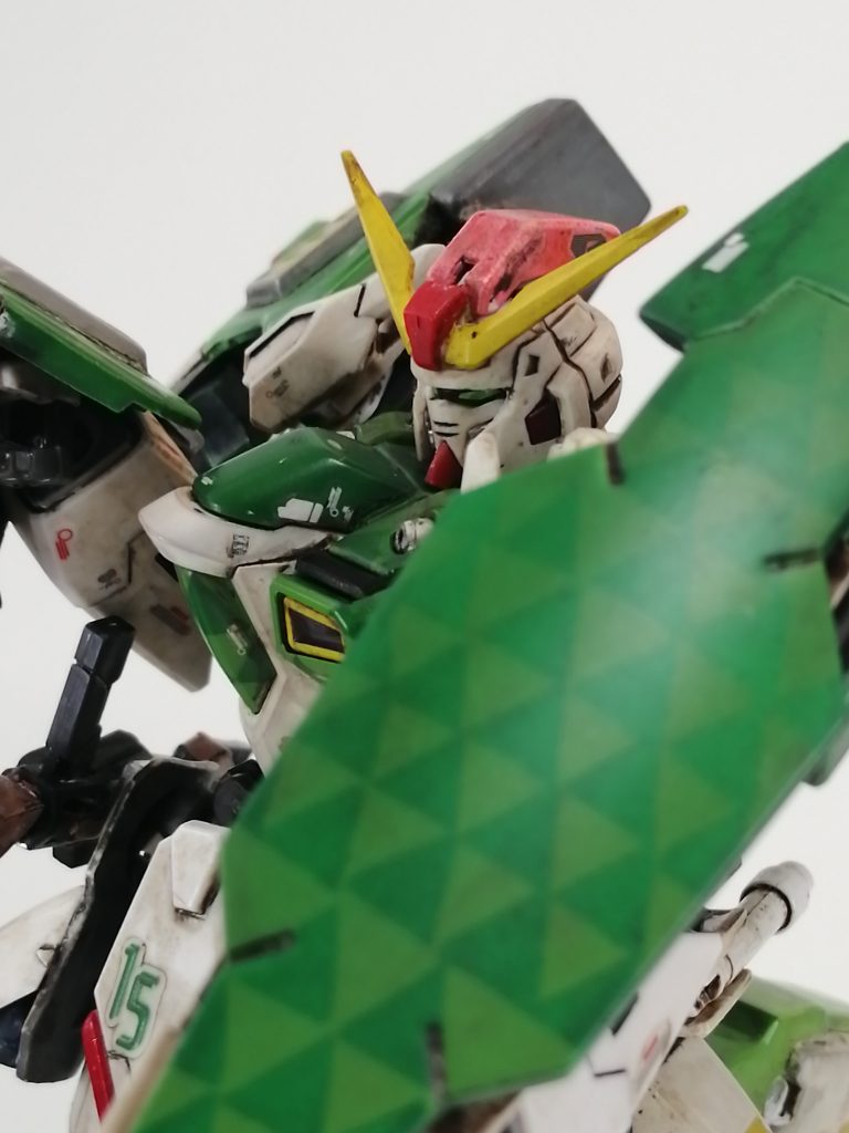 装備は・胸部マシンキャノン(4門)・ビームサーベル(1本/左腰にマウント可)・ルプス・ビームライフル改(撃鉄部分が打撃武器として利用できるよう改修が施されている/右腰にマウント可)・シールド(左腰にマウント可)・ビームショットガン兼ビームトンファー(シールドにマウント可)・長射程ショットランサー(槍部にビーム砲2門)・背部バーニアブースター/ファトゥム-01G(本体と分離しての行動が可能)機体・シールドの一部（緑色グラデーションの部分）に改良型VPS装甲が使われており、従来と同等かそれ以上の装甲強度を、より少ないエネルギー消費で実現することに成功しています……という設定をグラデーション＆鱗模様に持たせました。