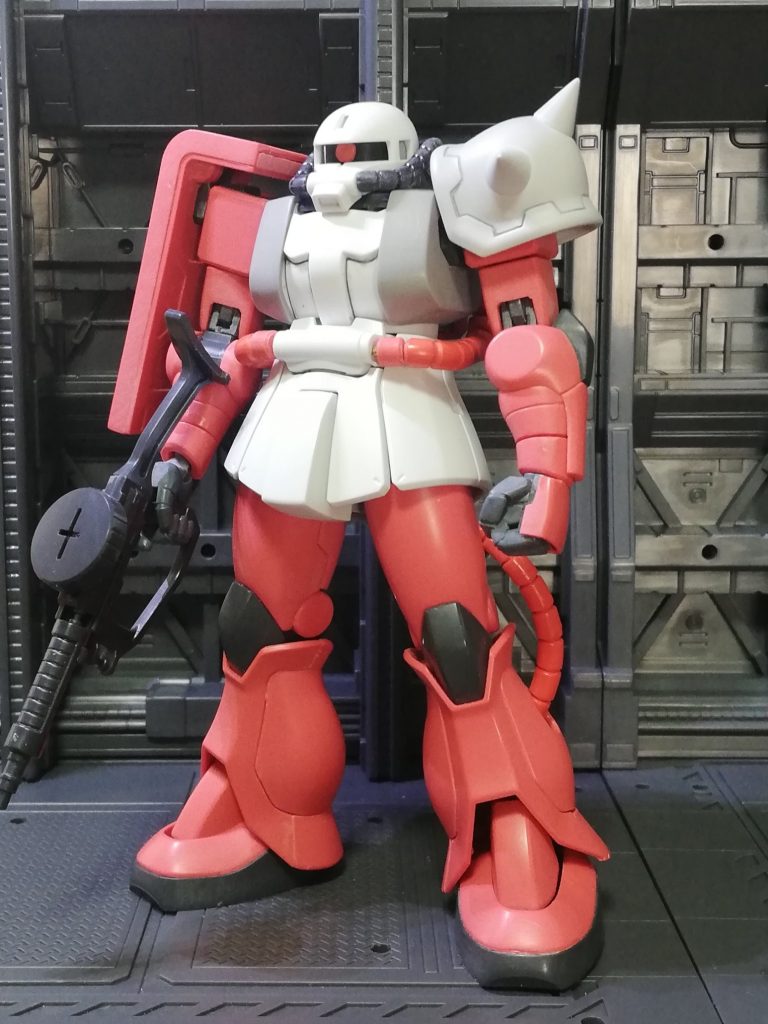 06Rと234番のシャアザクで、好みのザクになれるんちゃうかとの思いつきで。そのままではうまく収まらなかったので、この時点で股関節を移植したり細々手術してます。