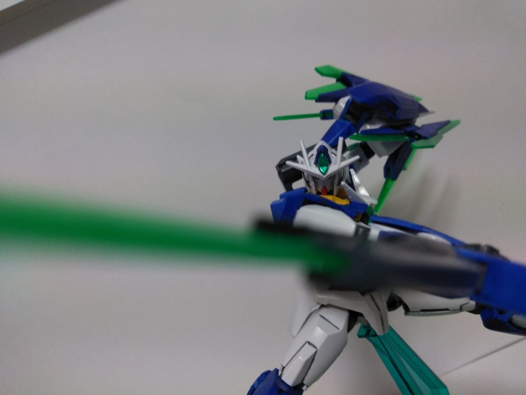 背景が似合ってなかったのでホワイトへGNソードVソードモードここで前回のと比較