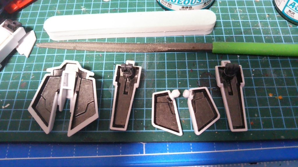 腰回りの裏は、凹んでいるので…雑に塗って、後からヤスリで削り取る感じです😅