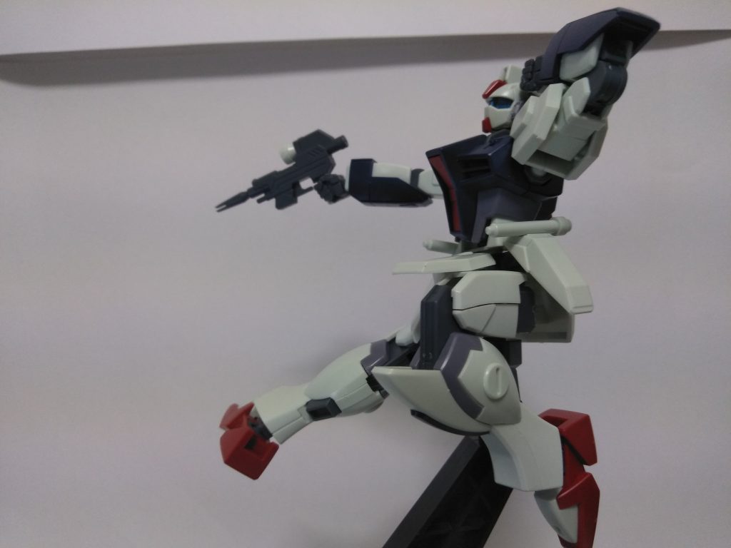 可動域は平均ぐらいですが、ボディー可動域がすごい！インフィニットジャスティスに似ている感じ！頭部接続部がポリキャップではないのでイケメン顔ができます！総論可動域は十分武装はシンプルシールドを持つとすごいかっこいいビームサーベルの取り付けはウィンダムタイプ、時間立つと取れやすいですシールがない！すごいのが頭部の上の四角いの？メインカメラの部分がクリアパーツ色分け頭部もクリアパーツで中にツインアイありポーズが決まる！安いぞ！1320円から990円ぐらい悪いところはほぼない（いつもこれ）初心者から上級者まで幅広くオススメ！買って損はない！やるなバンダイ！すべて個人の見解です！一切責任は取りません！すみません！ 以下ポーズ