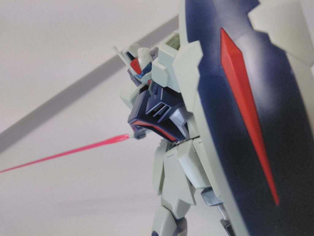 ビームサーベル！シールド持つだけですごいなこれ！ 