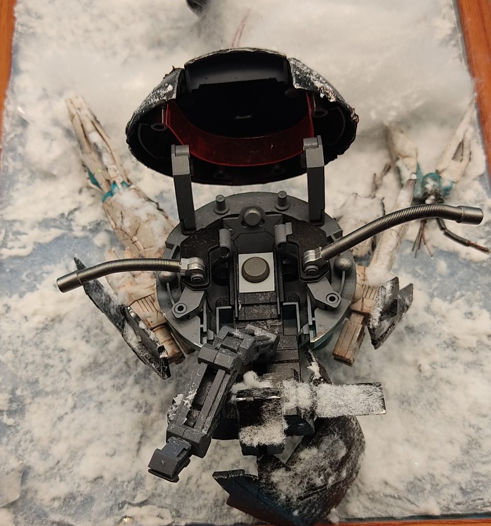 メイさんが格納されているのを想像し、固定用のアームとエネルギーパイプを追加しました。（サイズ的には絶対入らないけど^^;）