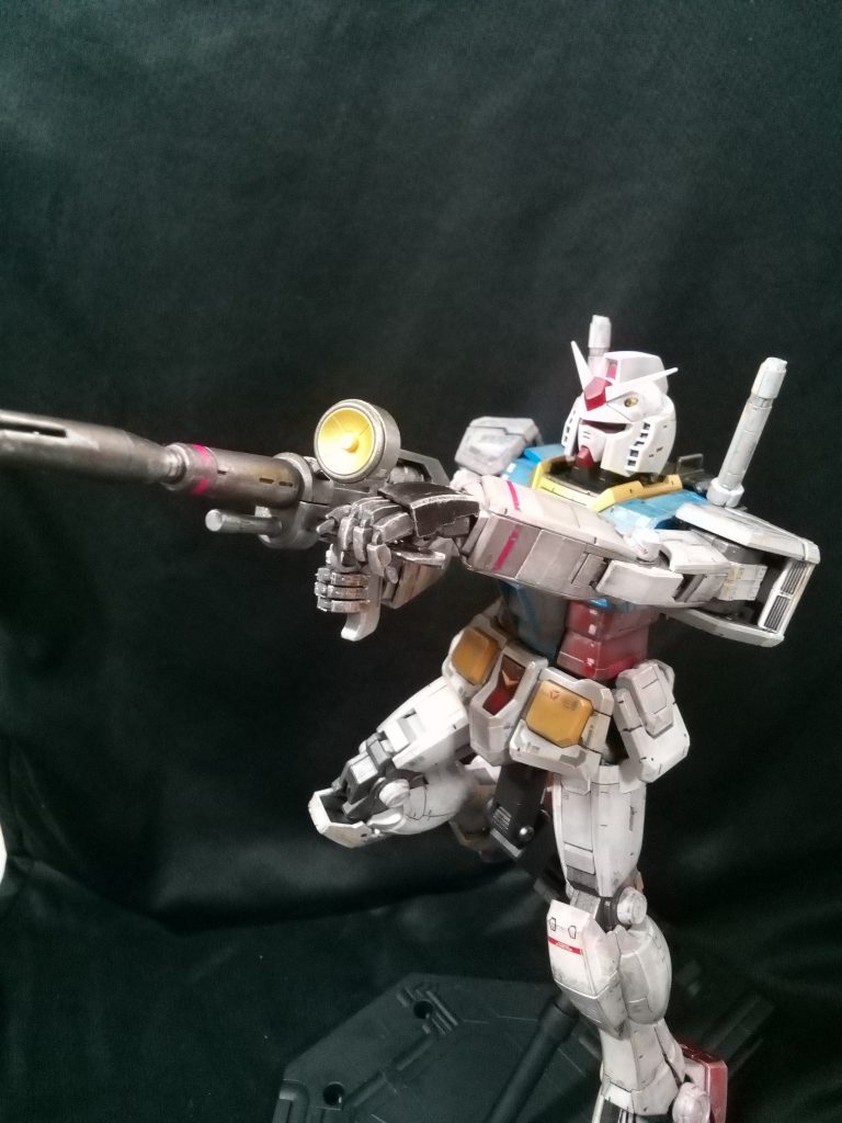 ポーズをつけるのが苦手でパッケージを参考に撮影してみました。手やら足やらぽろぽろとれます、、