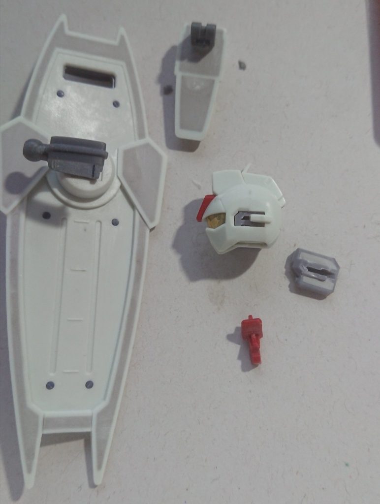 シールドの裏やサイドスカート裏埋めたり。腰アーマーの裏側あまり埋めたりしない派なのですが、ダガーLの場合スティレットが内蔵されてる事を考えると、スカスカなのは気になるかなと。右側は頭部の後ハメですね。耳は内部パーツと切り離しても「受け」に嵌まるので後ハメ可能。顎も干渉部分を削り落とせばガンダムタイプの応用でいけます。ただクリアパーツはどうしようもなかったため、マスキングした状態で嵌め込む作戦。ただ中に入れるパーツ多いせいか、圧力で頭部が前後に開きがちになるため、接触部分のすり合わせはしておいたほうがいいです。…キレイにはまったらはまったで、今度は首のボールジョイントはめるのがキツくなるんですが。構造の目新しさはあるものの、どうも厄介な構造という感想になりますね(笑)