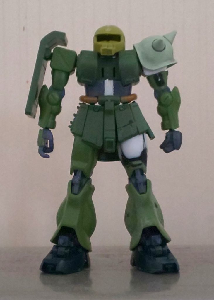 向かって右が加工後、左が加工前です。この時点ではまだ足首は流用前ですが、頭部と足首を旧キットマインレイヤーから、肩アーマーをHGUCザクから流用し、胴体と太ももを増量してスカートをを切り詰めてます。