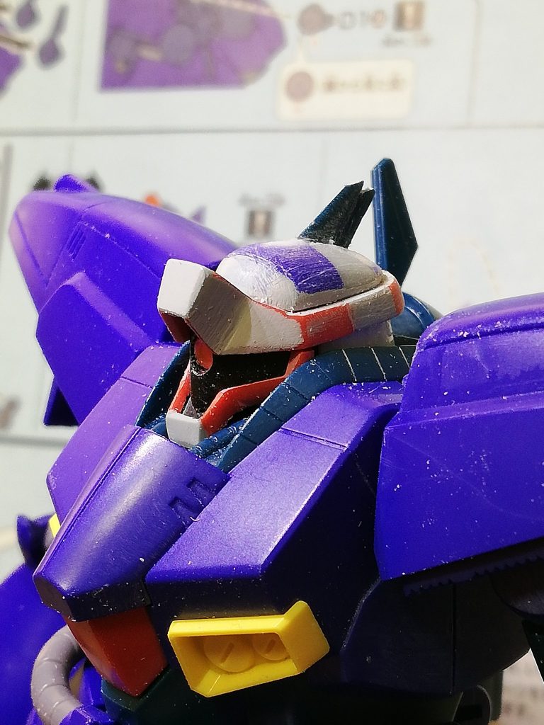 頭部がどうしてもカッコよく見えなかったので前後に伸ばす。そうするとツノが上手くまとまらなくなったので、ブレードアンテナぽくデッチ上げ。