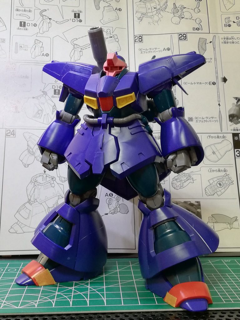 方の取付位置をあげ、トサカを詰め、首が埋もれるように調整。股関節の軸も8ミリ近く前進させています。