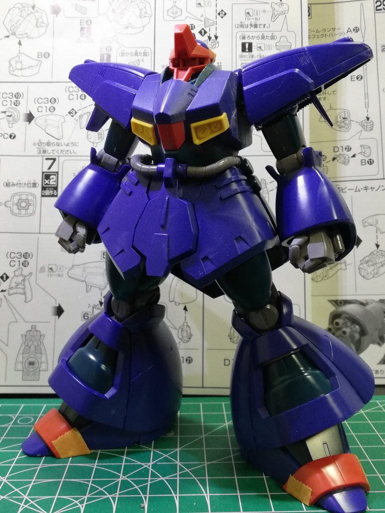 肩の位置と頭の主張が強すぎるので、気持ちドムっぽくする方向で改修しました。