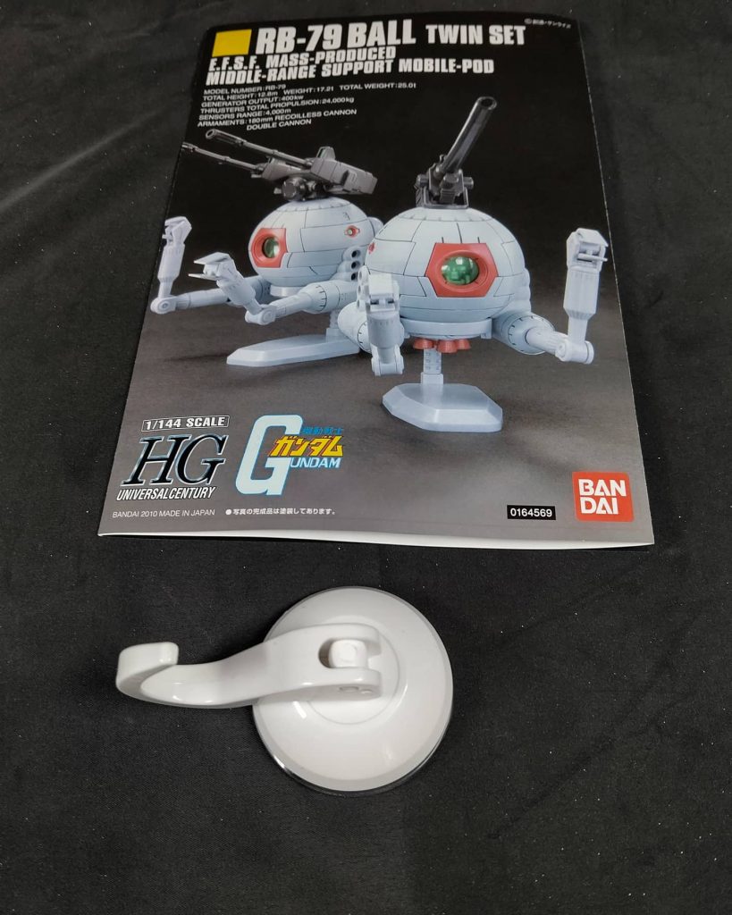 鉄兜は吸盤フック３個入り100円を代用。