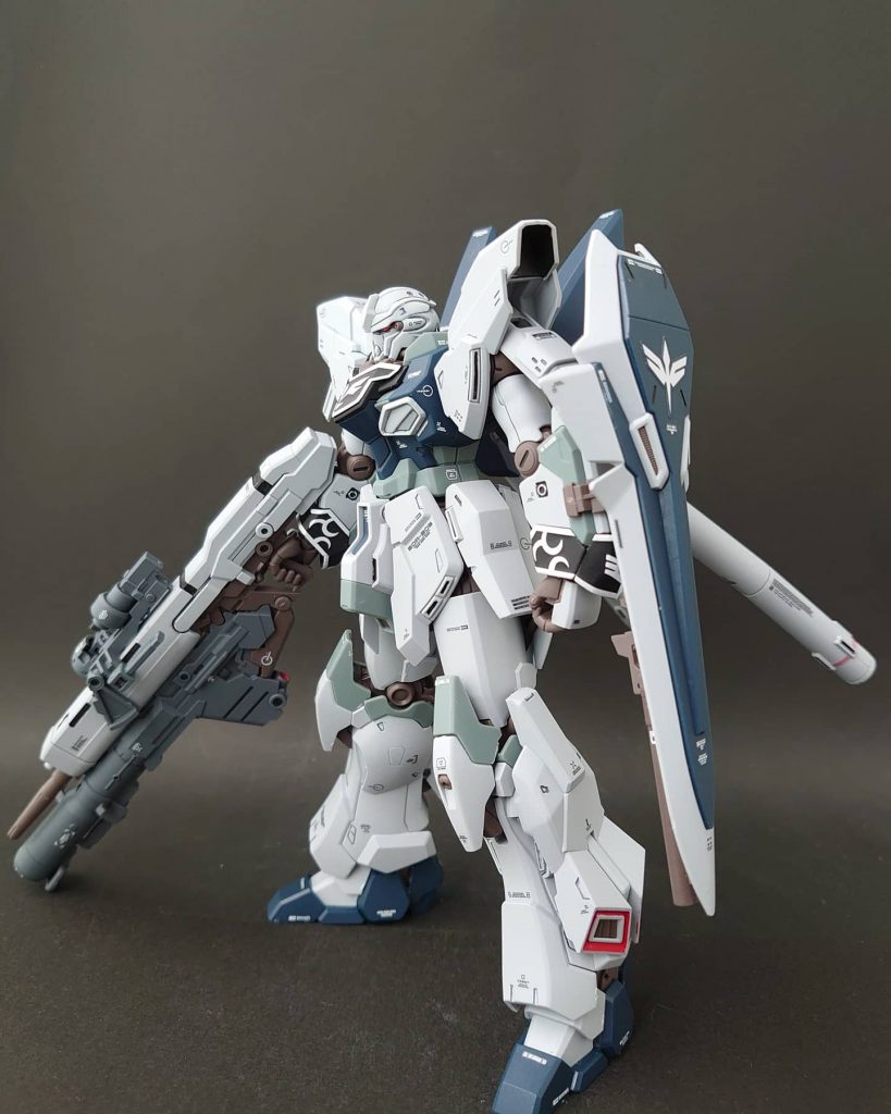 脚部スラスターなどの部分塗装+デカール+つや消しトップコートのみです😊