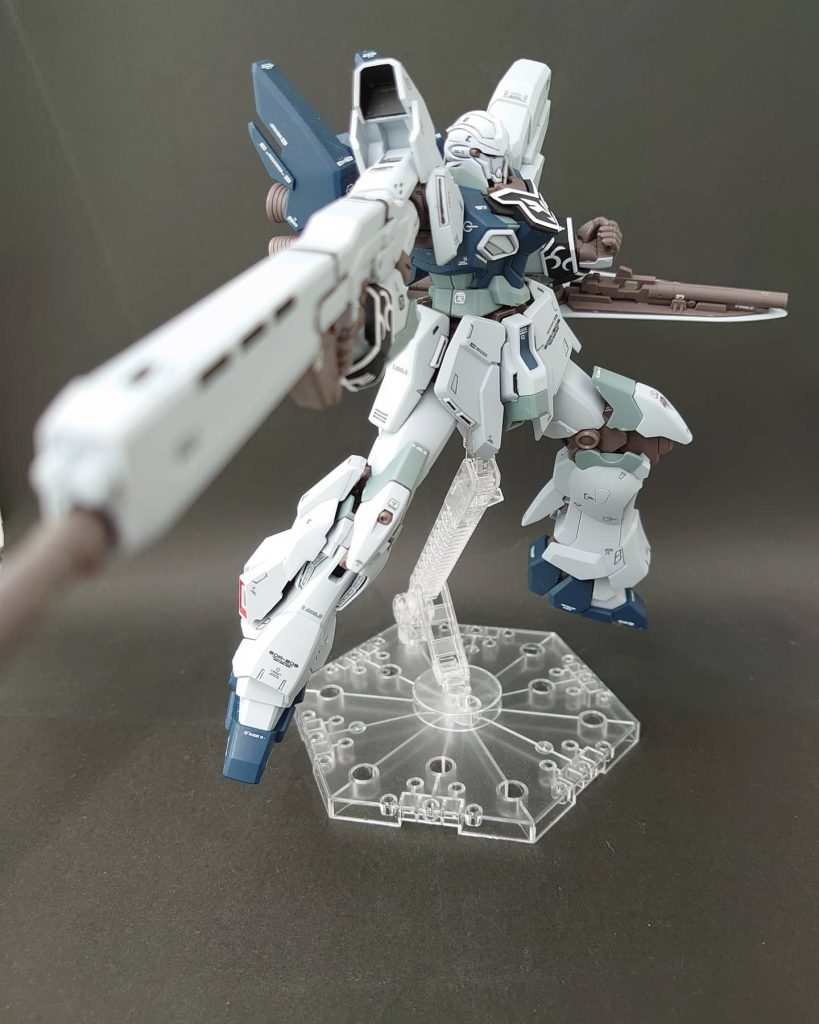 パイロットはちょっとアレな人ですが、モビルスーツとしてはカッコいいですね💯キット出来が良くて、よく動くのでオススメです👏