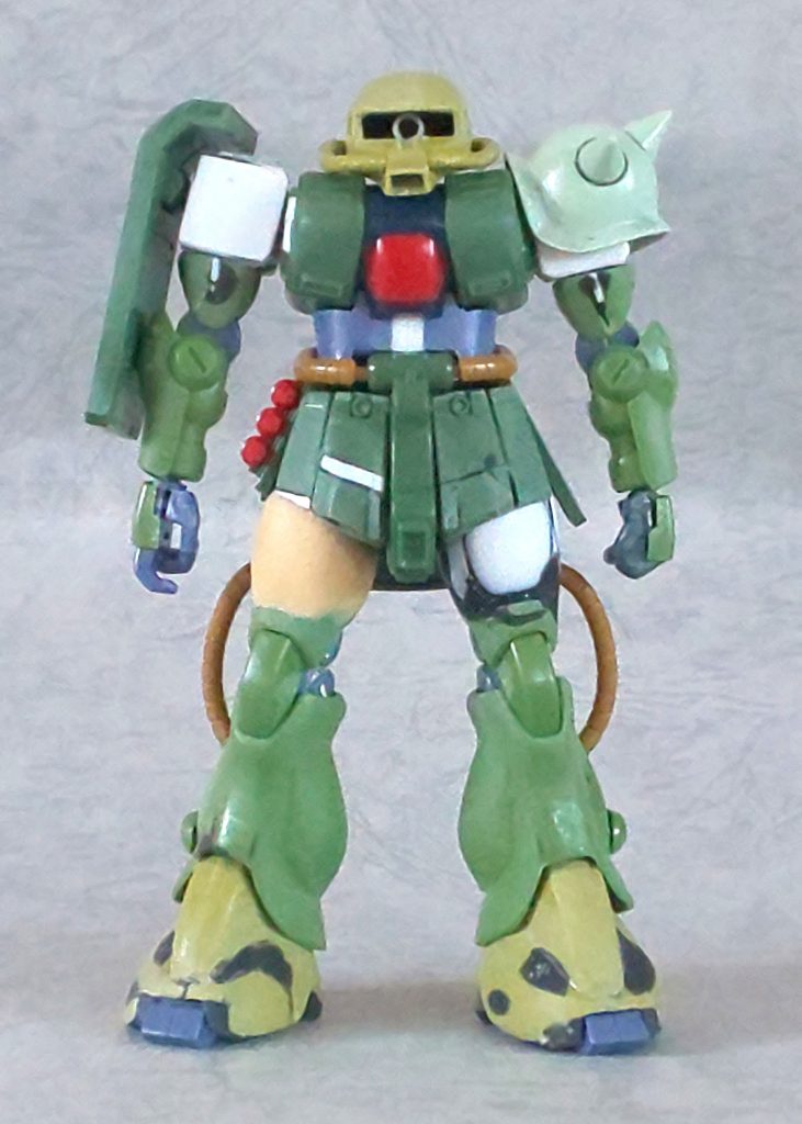 塗装前の状態。ここから「ヒトガタロボとしては良いけど、ザクとしてはプロポーションが良すぎる。そして胴体のAラインがない」と気づき、上げ底していた胴体を縮めました。