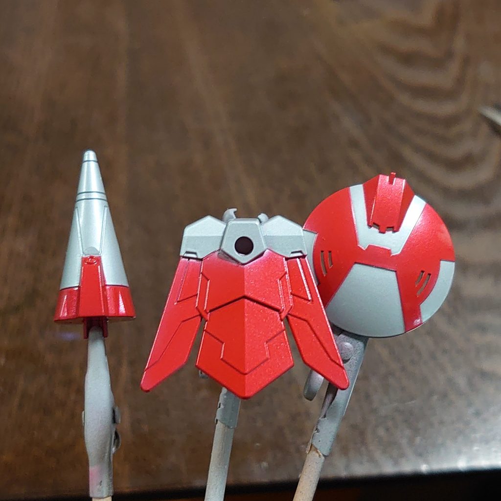 白＆グレー部分はそれぞれサフを吹いたあとにMGパール入りのクリアーでパール塗装、赤はクリアーレッド＆CCパールレッドでメタリック塗装です。余りギラつきすぎない感じが好みです。苦手なマスキングも付属のシールの併用で乗り切りました💦