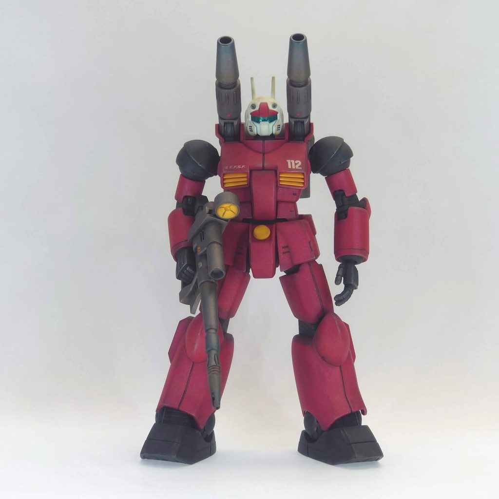 素組みの塗装。ウェザリングをしたのはMAX渡辺さんの作例を真似て製作したPGザク以来だからたぶん20年以上ぶりに挑戦してます(笑。赤はドム製作時の余りのメタリックレッドを使用し、グレーは濃い色味にしたかったので限りなく黒に近い色味で仕上げました。3年位前の忘年会ビンゴでもらった物ですがこのキットはサクサク作りやすくて良きですね。