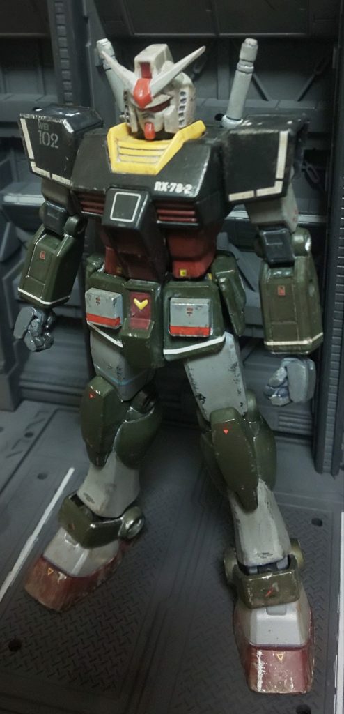 頭部は真っ白があまり好みでないので、少しグレーにしています。