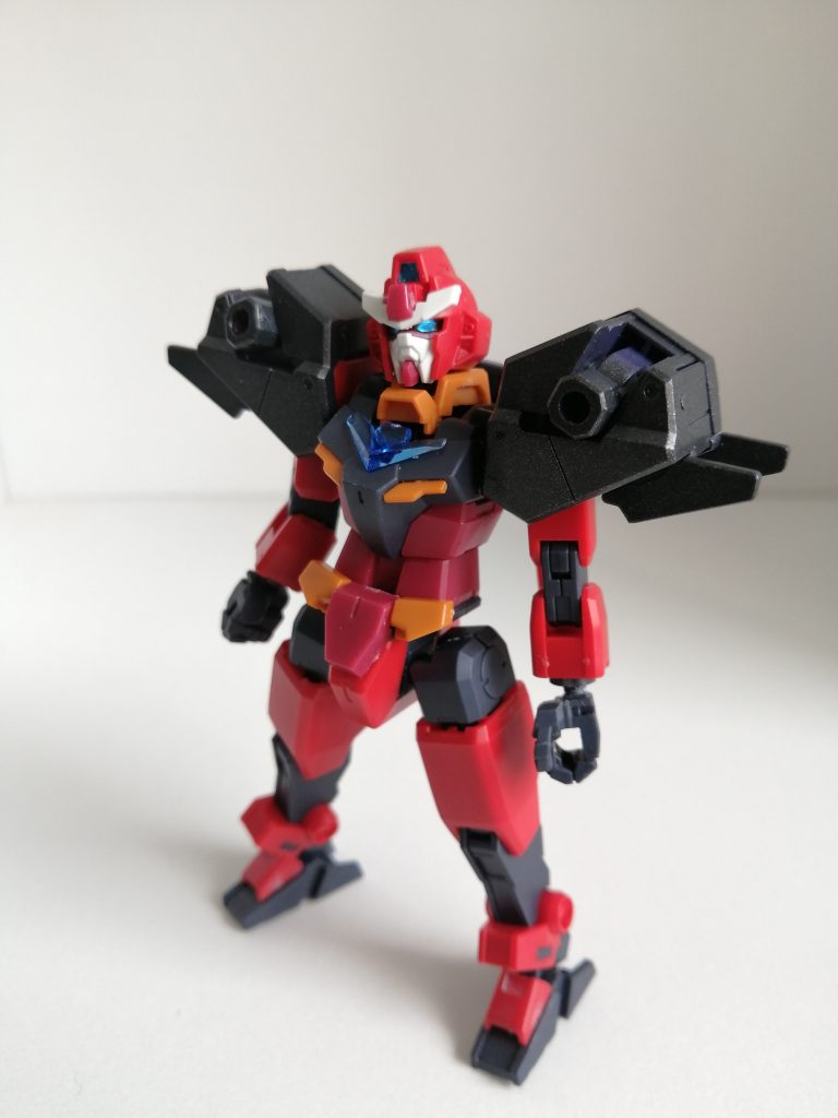 核となるのはコアガンダムリゼにユーラヴェンの両肩を反対に付けた機体です。ダイナソルジャー担当ですが竜人型ではありません。残念ながらいい感じのデザインが思い浮かばなかったのもありますが、コアガンダムの換装パーツの延長線というコンセプトもあったのでほぼ素組みです。