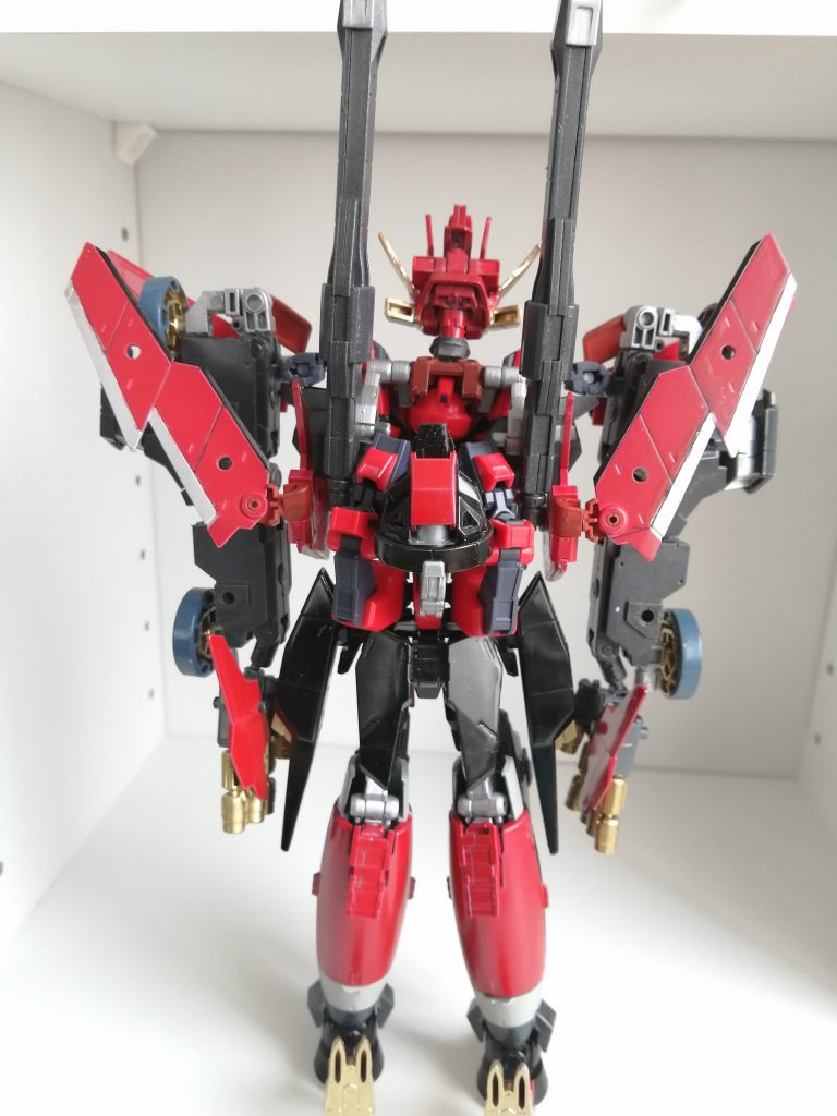 コアガンダムリゼを本家のような姿勢にして合体です。サイドスカートが大本よりもはるかに大きくなっています。また、差し替えを極力無くすことにこだわった結果、背部の砲身は砲口が上向きです。なお合体システムの関係上コアガンダムⅡやアルスコアでも合体できます。