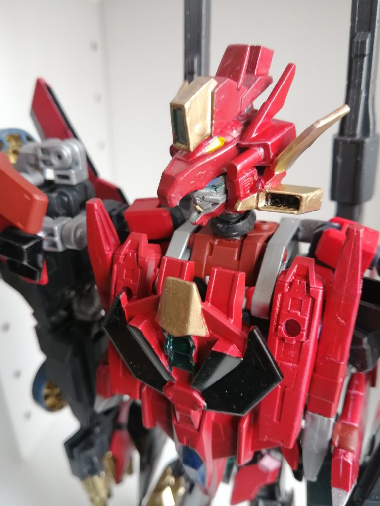 頭部はグレイズアインを基部にして上部にジーエンアルトロンのドラゴンハングを取り付け、さらにセンサーとダクトをアメストのライフルやビームキャノンから持ってきて作りました。顔は100分の1バルバトスのものです。......やっぱり塗装荒いですね以下アクション