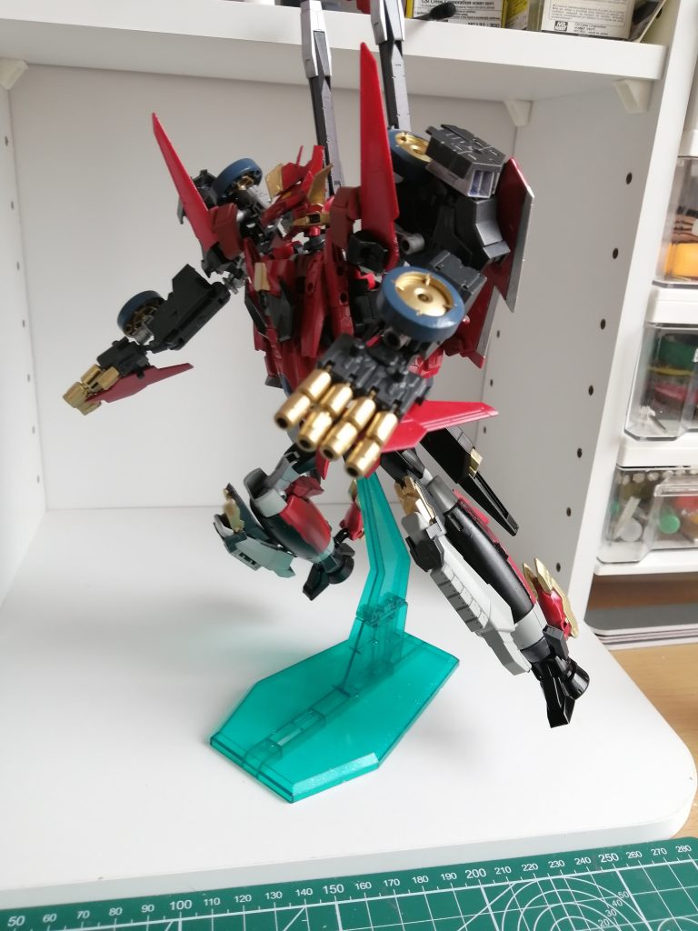突撃!!足首以外は結構動きます。ちなみに足首はグレイズのホバーユニットです。その後ろにレクスのつま先が付いていますが、これはダイナレックスに変形させようと当初は目論んでいたのでその名残です。そう、このダイナゼノンガンダムは変形できないのである。あとセイバーもありません。その気になればセイバーはつけれそうですが残念ながら思いつきまでんでした。以上です。ご覧いただきありがとうございました!またkawasaki0510さんには再度感謝させていただきます。参考にさせてくださった上、投稿まで許可をくださりありがとうございました。