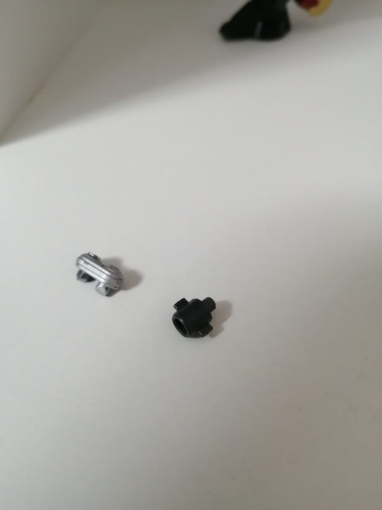 左がダイナストライカーニコイチ用の固定具で、右がダイナゼノン時の手首追加パーツです。各2つずつあります。その気になれば余剰パーツなしで合体できますし、手首追加パーツも無くてもいいのですがプロポーションを良くするために追加パーツは使用しています。