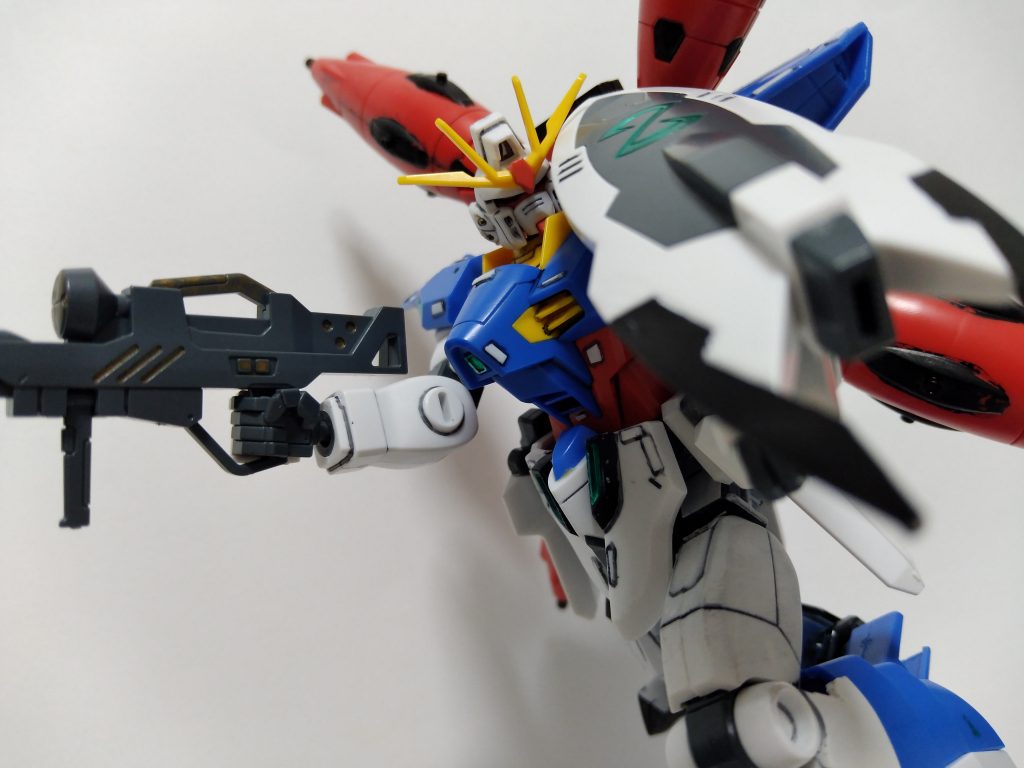 シールドにビームサーベルの差し込み口があるのですがこれはプロヴィデンスに付属とのことです新インフィニットジャスティスのシールドサーベルはくっついたぞ！