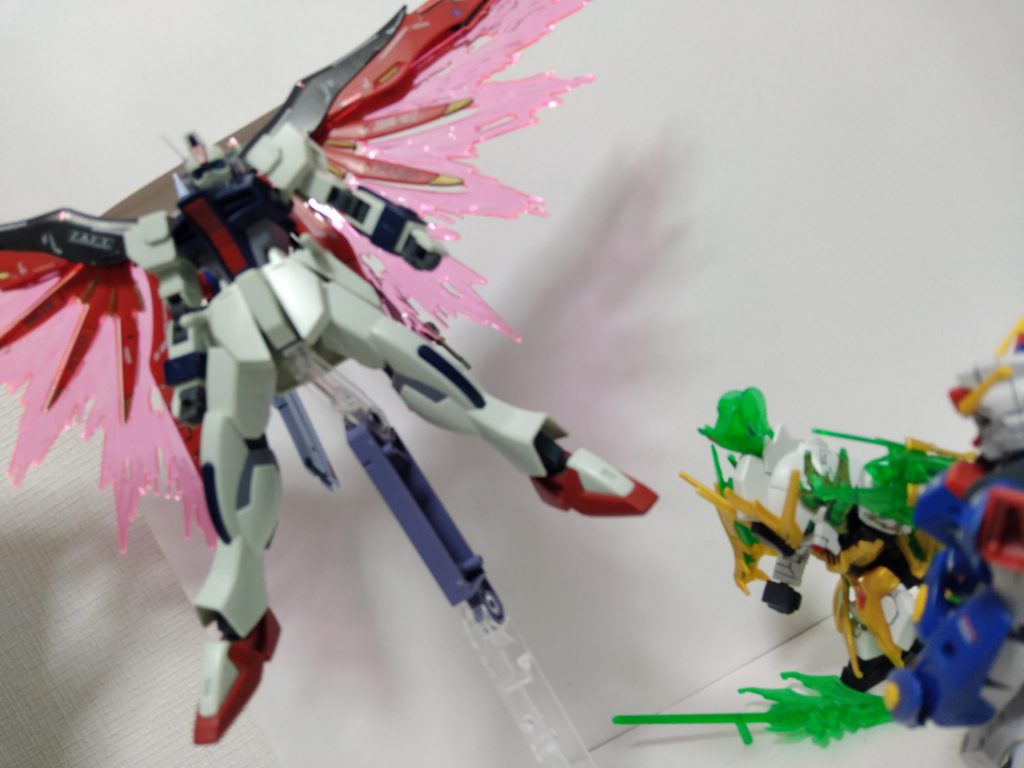 デスティニーガンダムこれに関しても手に持ってます格好いいけど派手ですデスティニー正座してる