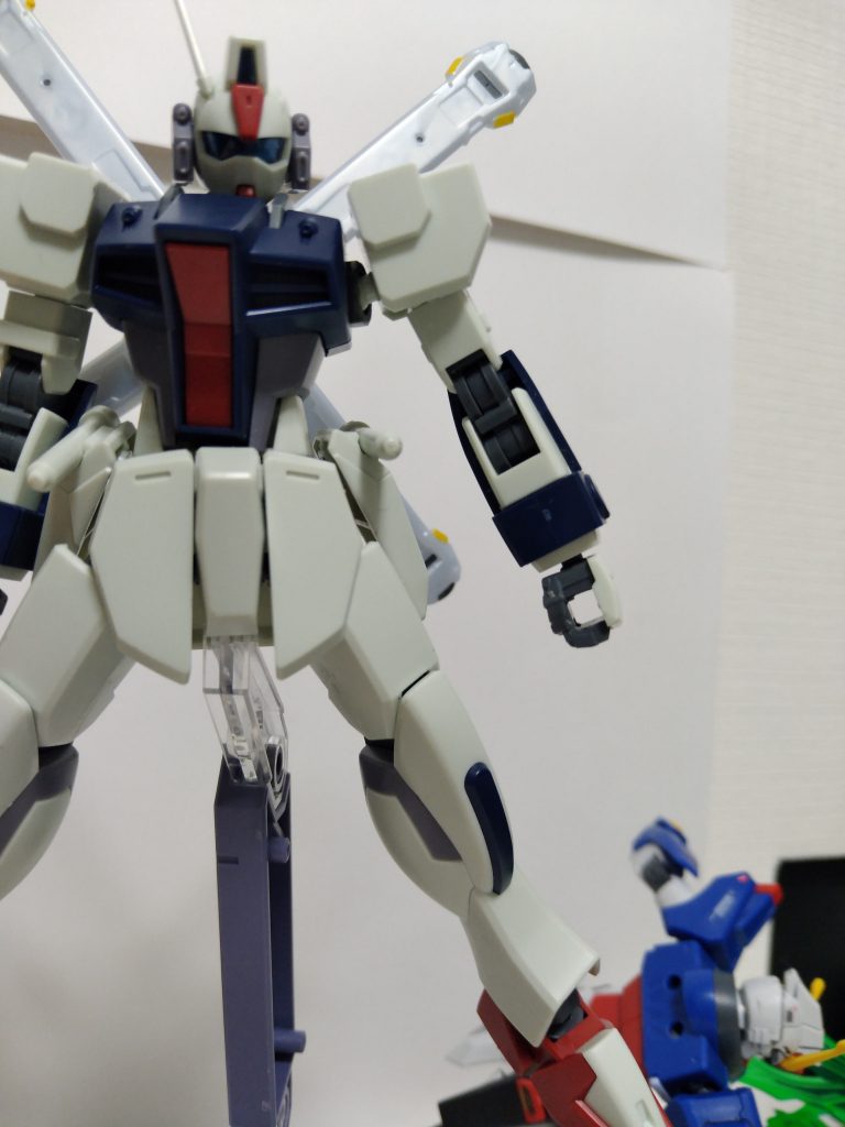 クロスボーンのバックパッ…あれ？気のせい？後ろなんか…後で見てみよいけるんじゃね、と思いくっつきませんでした手にもってます  