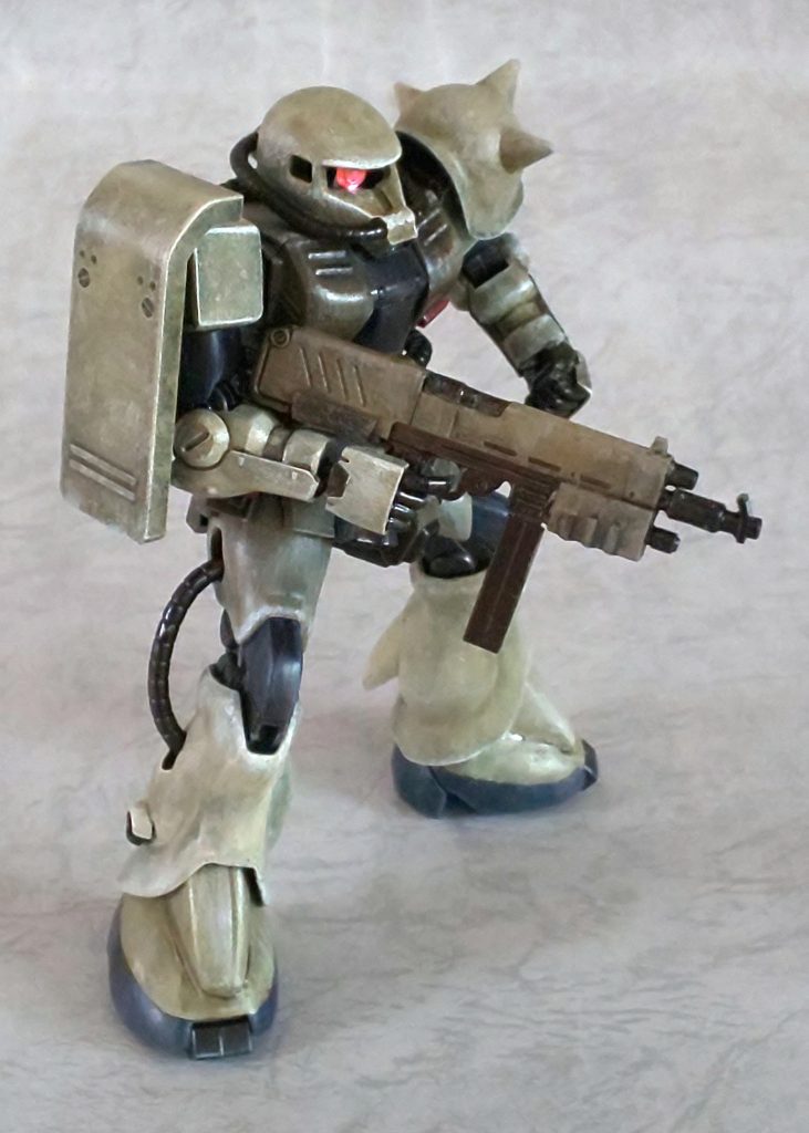 モノアイはプラパイプで基部を作ったので、動きます。自分はモノアイレールから少しはみ出るぐらいの大きさが好みなのです。