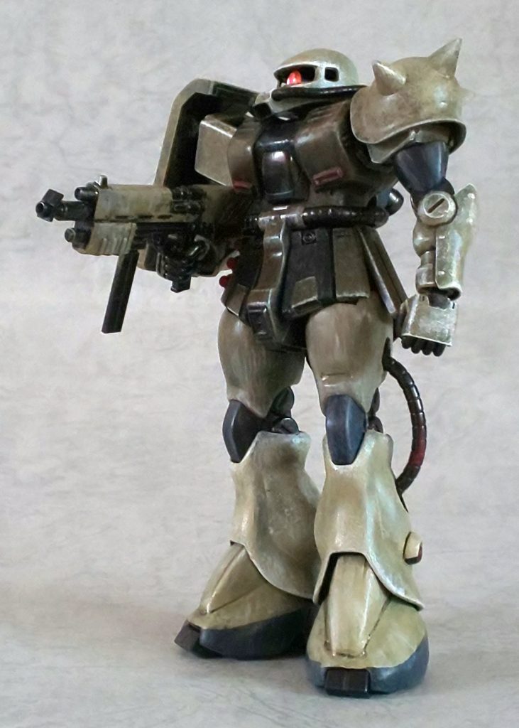 初めは砂漠戦仕様のイフリートを参考に塗装したのですが、太ももを黒くしたら脚が短く見えることに気づいたので、基本色と同じに塗り替えました。二の腕はその名残でワンポイントとして残しました。