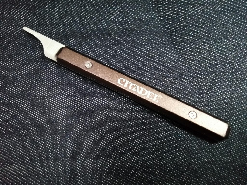 改めてパンツの内側を大幅に削る必要があった時に偶然見つけて購入した、塗料が有名なシタデルのモールドラインリムーバこれが本当に使いやすくて、単純な道具なのにパンツの内側がグリグリ削れました軸が丸い道具が多い中で角ばっててすごく力が入れやすい個人的に欲を言えばもう少し長さが長いと良かったです