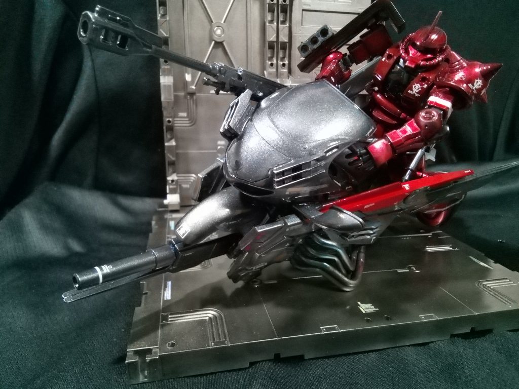 シャア少佐に試乗をお願いしました。144/1のガンプラと12/1スケールのバイク模型だとぴったり合いそうです。足の太いジオン系より、スリムな連邦系の方がさらにぴったり合うかもしれません。