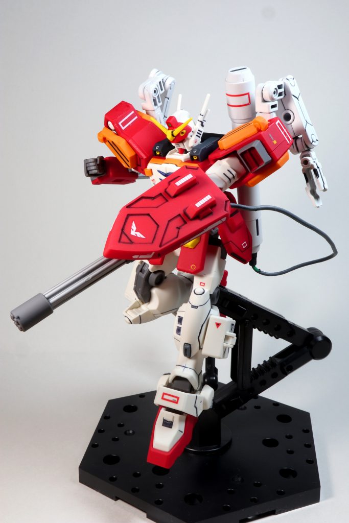 ここからは各武装の写真をご紹介したいと思います。まずは言わずとしれたビームガトリングガン。ビーム兵器という事で背部にエネルギータンクを付けてケーブルと接続してみました。ケーブルのたわみをもうちょっと自然にしたかったですね~