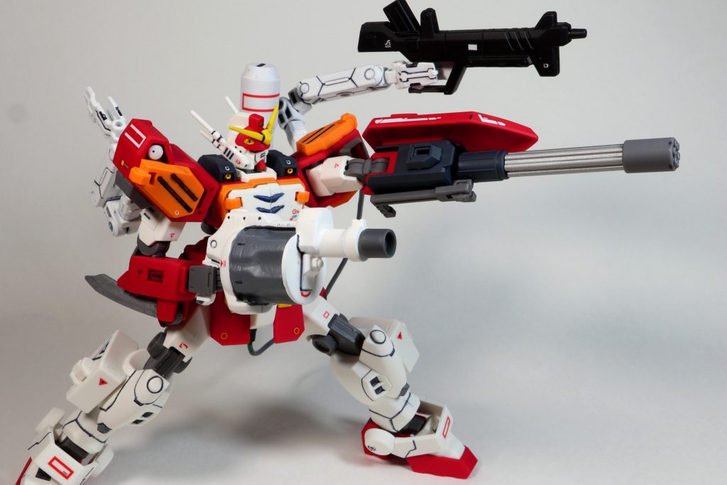 105mmマシンガンとグレネードランチャーです。マシンガンは補助・予備兵装の位置づけで、口径をリーオーのマシンガンと合わせる事で弾薬も入手しやすい装備になっています。グレネードランチャーは1対多の戦闘が基本になる事が想定されるので、扱いやすく広範囲を攻撃出来る武装が合ったほうが良いかな~と思って追加しました。