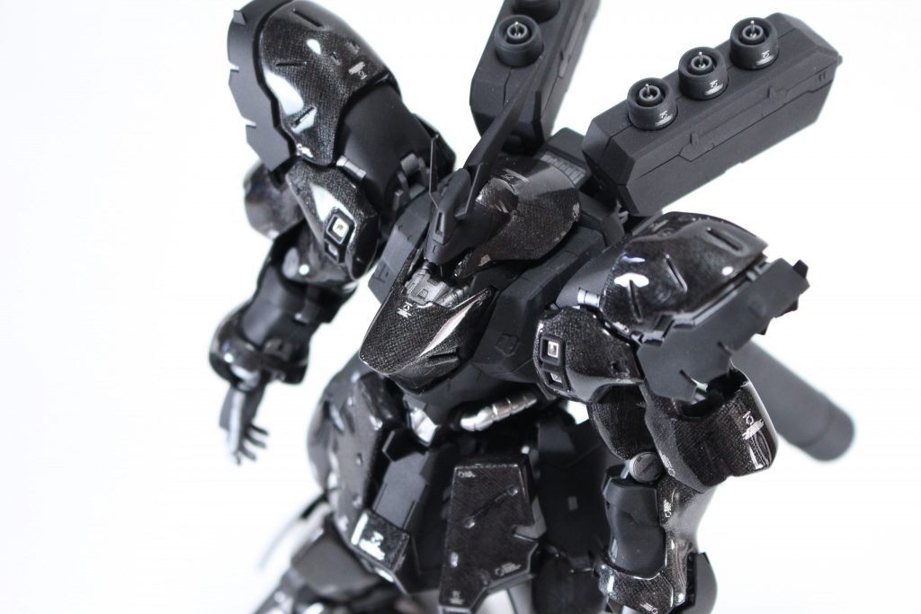 銀色のデカールを使うことで、黒色にマッチした違和感のない出来になりました。また、パイプ部分などもデカールに合わせて銀色に塗装しています。