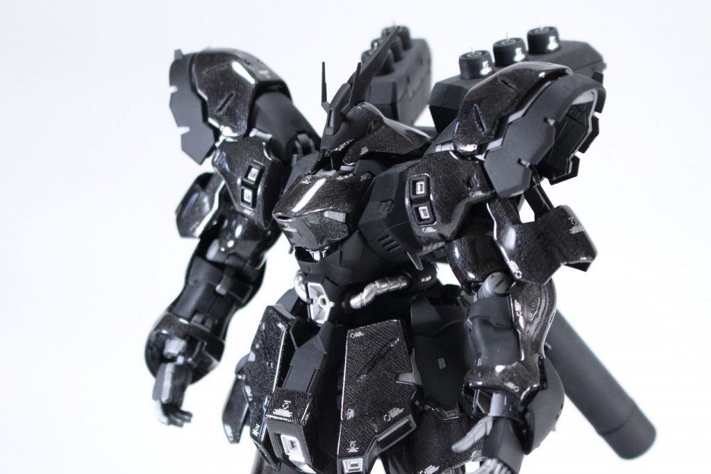 光沢部分とつや消し部分を分けることにより、同じ黒色でも部品の境目が分かりやすくなったと思います。もう一つのメリットとして磨くパーツを減らすことで負担を軽減できました。