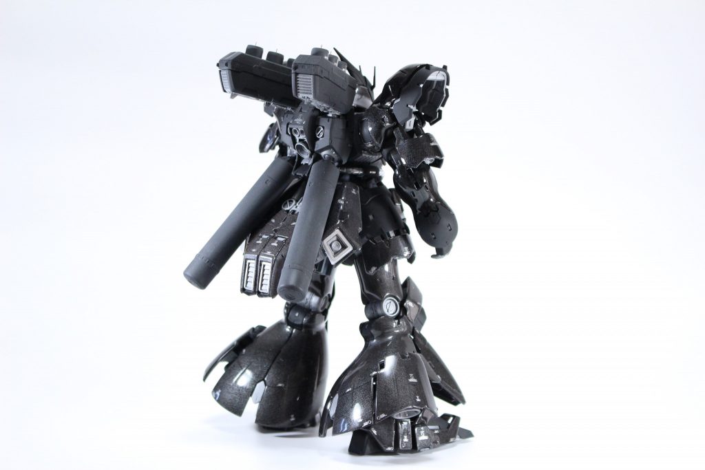 つや消し部分の塗装は、グレーサフ、セミグロスブラック、つや消しクリアー光沢部分の塗装は、グレーサフ、セミグロスブラック、ガンメタル、光沢クリアー×5回塗装しています。塗装後はスポンジヤスリ1000番、2000番、3000番で研磨し、コンパウンドで磨きます。