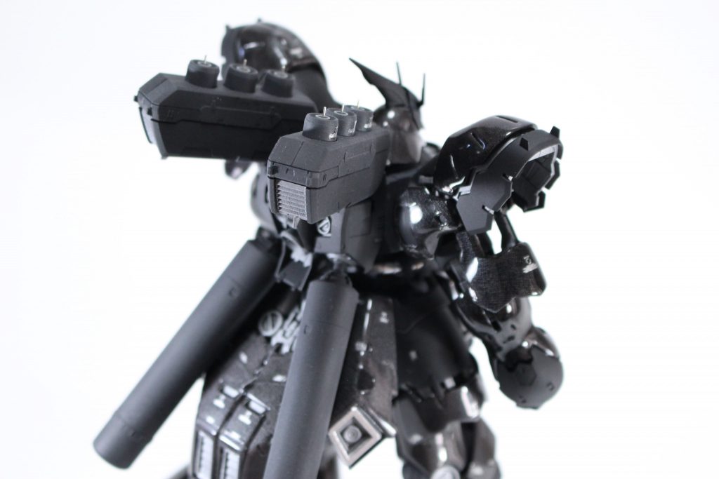 ファンネルのノズル部分は金属パーツにすることで細かなディテールアップを行っています。また、ファンネル一つひとつにもデカールを貼っています。