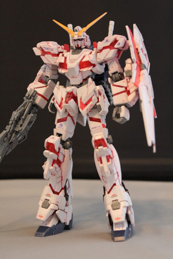 ごく一部だけスジボリ追加リアルタッチマーカー 赤　で墨入れエッジ部のドライブラシガンダムデカール