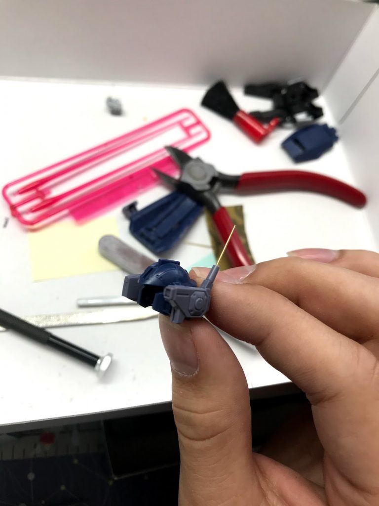 頭部アンテナをニッパーでカットし、真鍮線に置き換えている写真です。ピンバイスと真鍮線があれば簡単に出来ますし、ディテールも上がるのでお勧めです。今回、直径0.5mmの真鍮線を使いましたが、真鍮線も塗装するので、塗膜の分も考えて、0.7mmのピンバイスで穴を開けています。