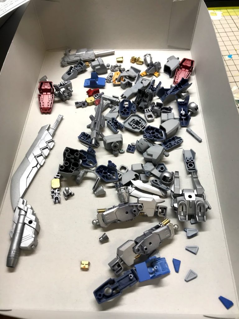 一回目の塗装が終わった写真です。この塗装でフレームや武器類の塗装は終わらせたので、次は外装パーツのスプリッター迷彩の塗装をしました。