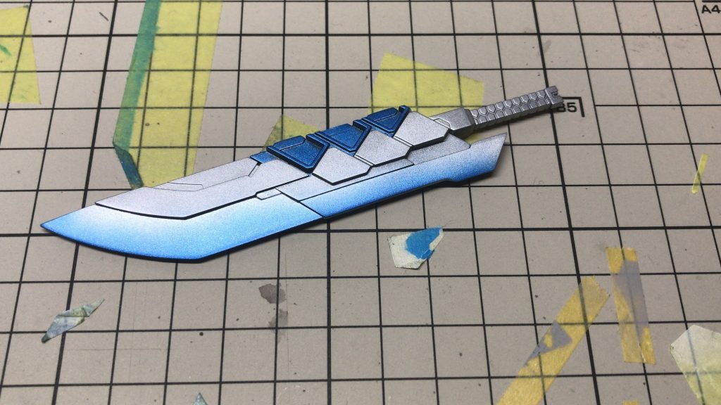 大剣のグラデーションをした時の写真です。初めてのグラデーションでしたが、上手に出来たと思います。刃先に行くにつれて青を濃くしていくのが難しかったです。