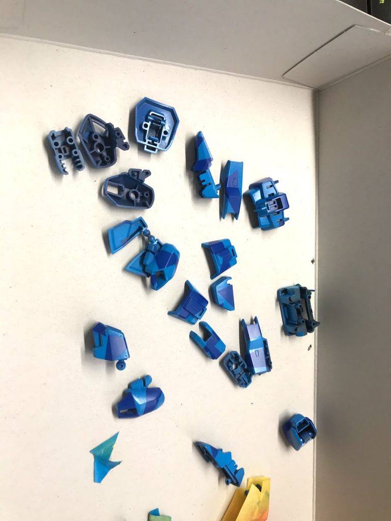 最後の塗装が終わった写真です。前回の塗装で外装以外は終わらせたので、今回はスプリッター迷彩を終わらせました。スプリッター迷彩とは直線的な迷彩で、戦闘機に使用されたりします。マスキングテープをデザインナイフで切り、三角形などに切り分け、それを使って塗装すれば簡単に出来るのでお手軽で、直線的な迷彩なので、パキッとした感じに仕上がります。