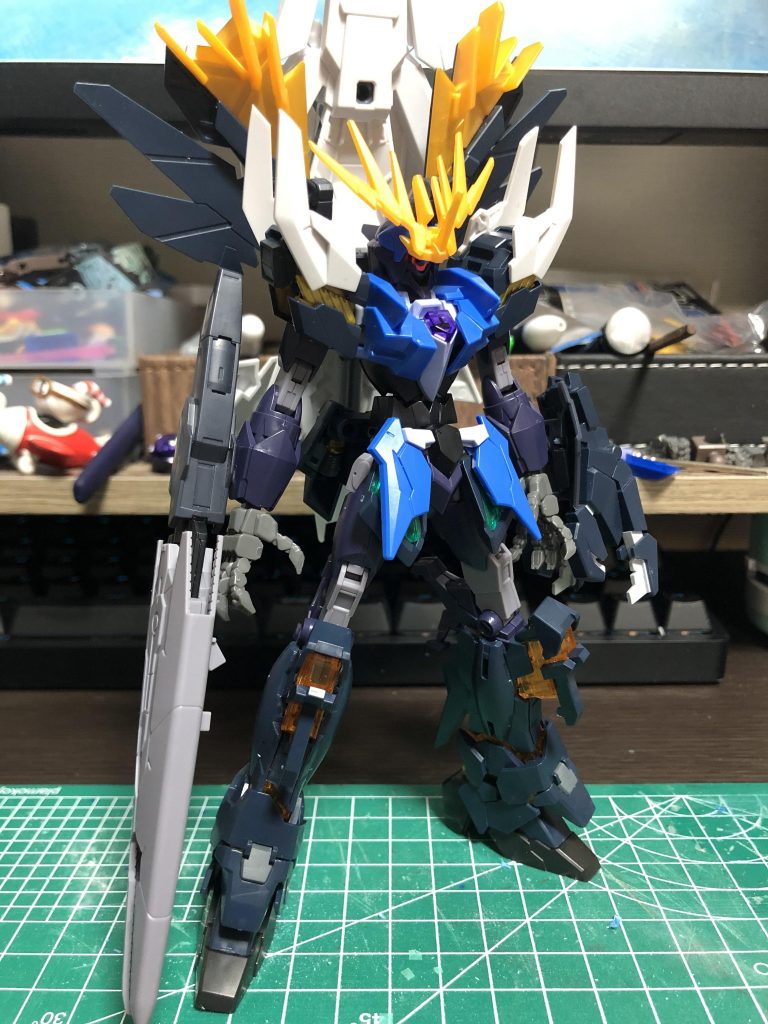 リライズを見直した結果、もっとコピー元になった機体のパーツを入れていることに気が付きバンシィの足、バンシィの肩アーマーを追加して、コアガンダムのパーツをほぼすべて外しました